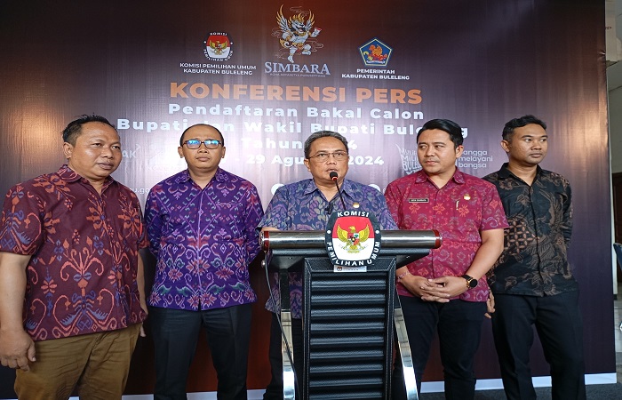Jajaran komisioner KPUD Buleleng saat memberikan keterangan pers pada hari pertama tahapan pendaftaran pasangan calon.