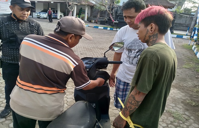 Ahmad Kevin (kanan rambut merah) saat diamankan ke Polsek Kawasan Pelabuhan Gilimanuk