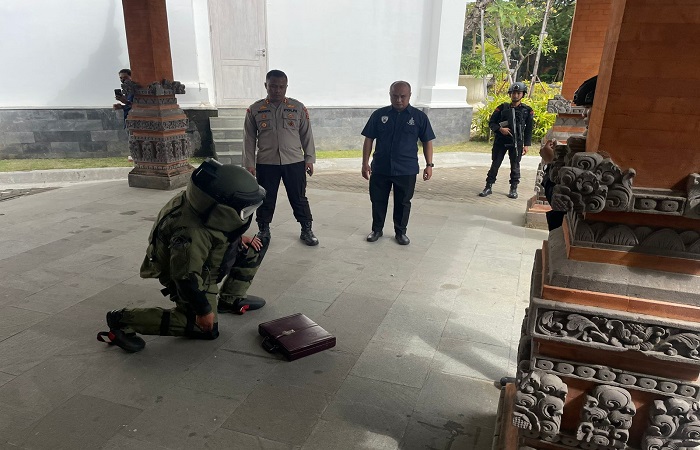 Tim Jibom dari Brimob Polda Bali sterilkan tas yang awalnya diduga berisi bom, di depan VIP Room Bandara I Gusti Ngurah Rai, Selasa (27/8) kemarin.