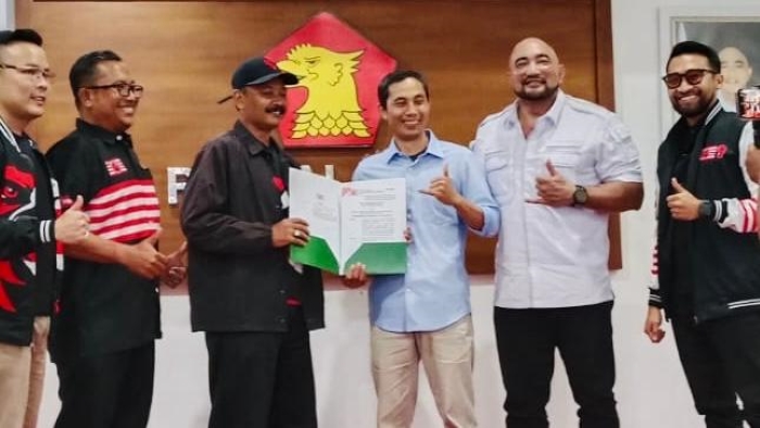 TERIMA REKOMENDASI: Calon Wakil Bupati Buleleng, Gede Suardana (pakai kemeja biru) saat menerima rekomendasi di DPD Gerindra Bali.