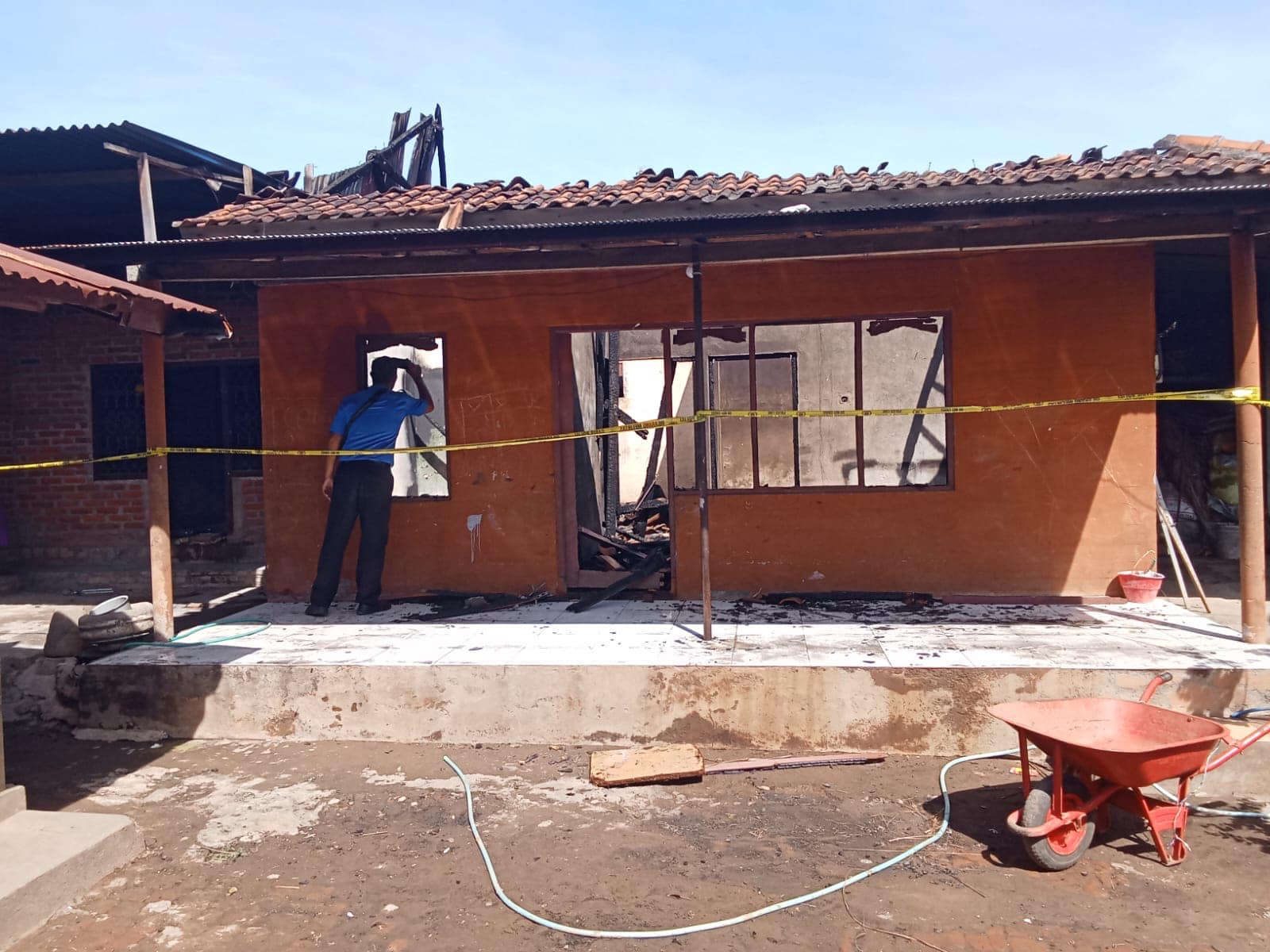 TERBAKAR: Rumah di Desa Patemon yang diduga dibakar sendiri.