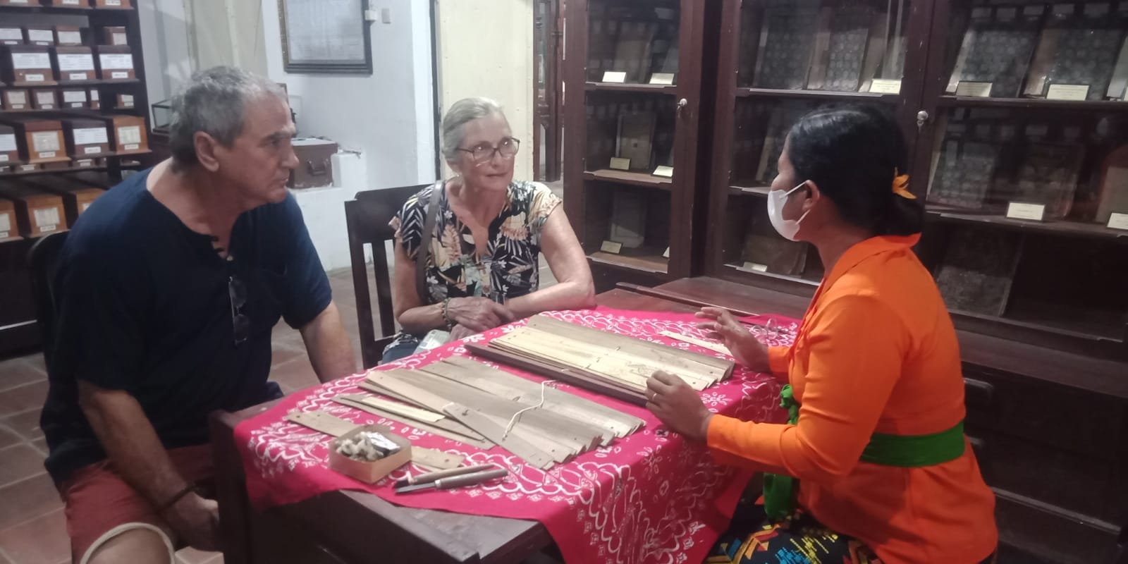 MERAWAT MANUSKRIP: Staf di Museum Lontar Gedong Kirtya Buleleng menerima kunjungan wisatawan ke museum tersebut.