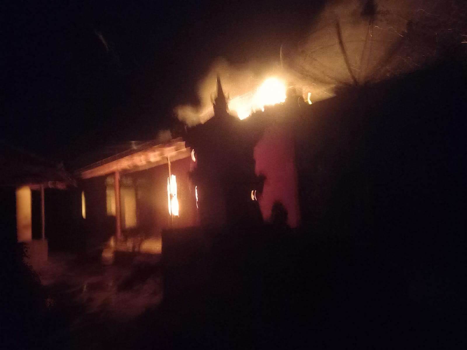 BERKOBAR: Rumah yang dibakar pria mabuk di Buleleng. Rupanya ngamuk karena tidak diberikan uang bayar minuman di cafe.