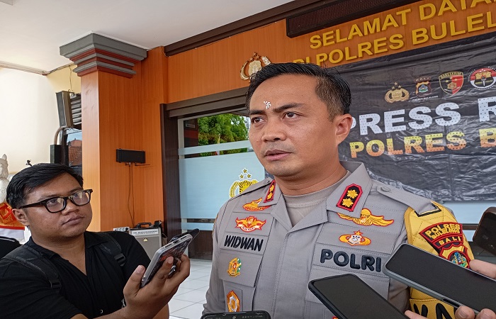 Suasana di areal luar Sekretariat KPUD Buleleng, yang tampak kendaraan taktis sudah bersiap untuk mengamankan pendaftaran paslon dalam rangka Pilkada Buleleng 2024.