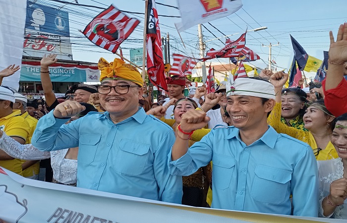 Paslon Oke Gas datang dengan kemeriahan yang penuh religi dan kearifan lokal. Mereka ingin membangun Buleleng dengan damai dan adiluhung. Sugawa Korry (kiri) dan Suardana (kanan).