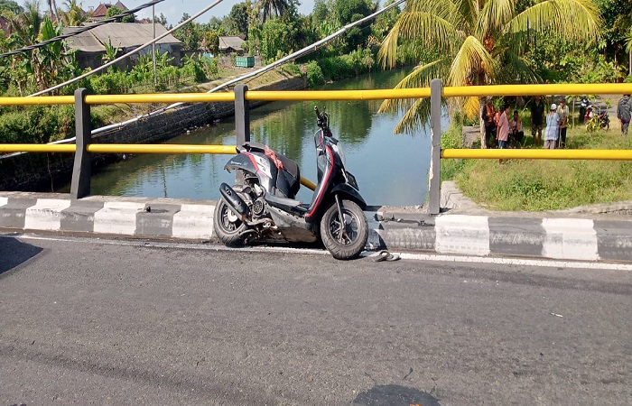 Motor milik korban yang diserempet truk di jembatan di Jalan Denpasar Gilimanuk.