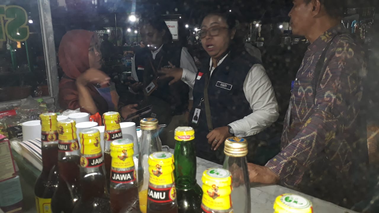 SIDAK JAMU: Tim dari Loka POM Buleleng saat melakukan sidak pada penjual jamu di Pasar Melaya dan Pasar Jembrana.