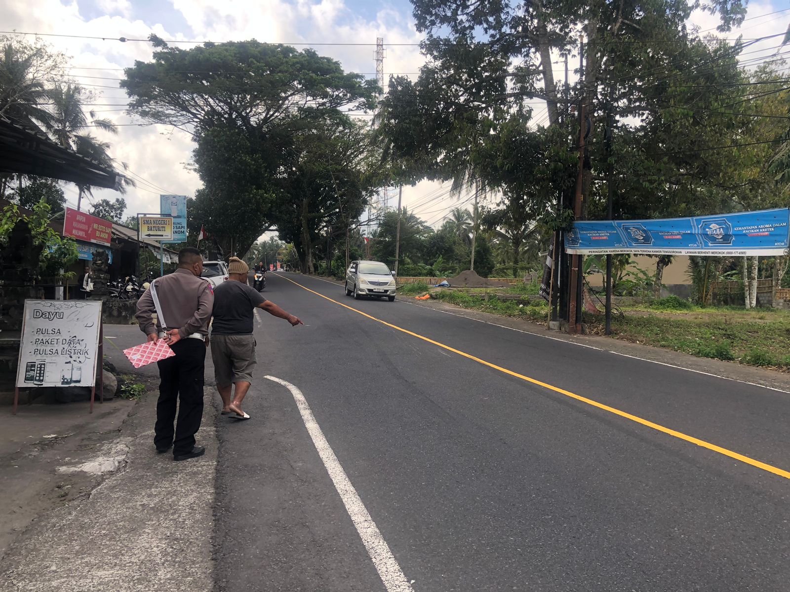OLAH TKP: Polisi melakukan olah TKP di tempat kecelakaan lalu lintas di Jalan Raya Denpasar-Singaraja, tepatnya wilayah Desa Perean, Tabanan.