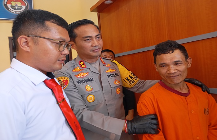 Hairul Basari alias Joko saat rilis di Polres Buleleng. Bandar narkotika bertubuh mungil ini dituntut tujuh tahun penjara.
