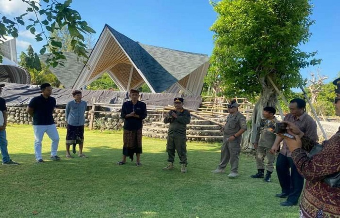 Satpol PP Buleleng lakukan sidak ke pembangunan villa, akibat laporan masyarakat mengenai adanya reklamasi pantai.