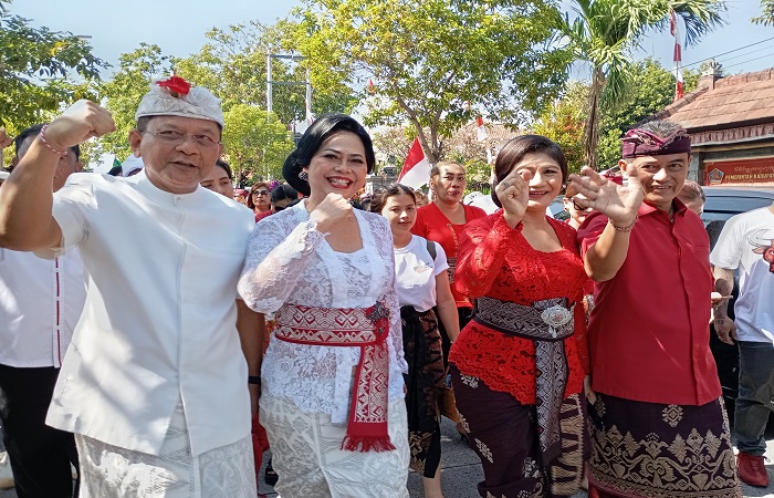 Paslon JOSS 24 saat mendaftarkan diri ke KPUD Buleleng. Mereka yakin menang 65 persen di Pilkada Buleleng 2024. Sutjidra (paling kiri) dan Supriatna (paling kanan).