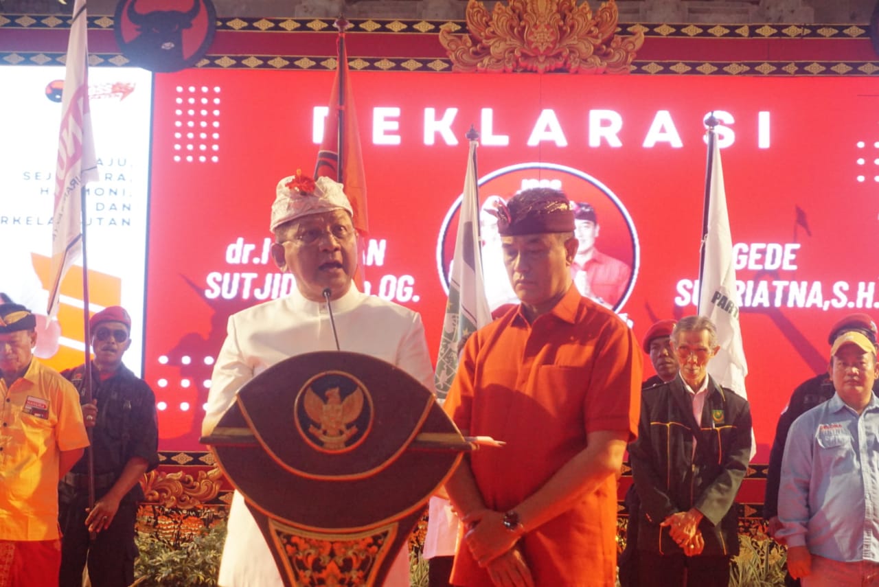 DEKLARASI: Pasangan I Nyoman Sutjidra dan Gede Supriatna alias pasangan  JOSS 24 saat deklarasi sebagai calon Bupati dan Wakil Bupati Buleleng di Gedung Kesenian Gde Manik.
