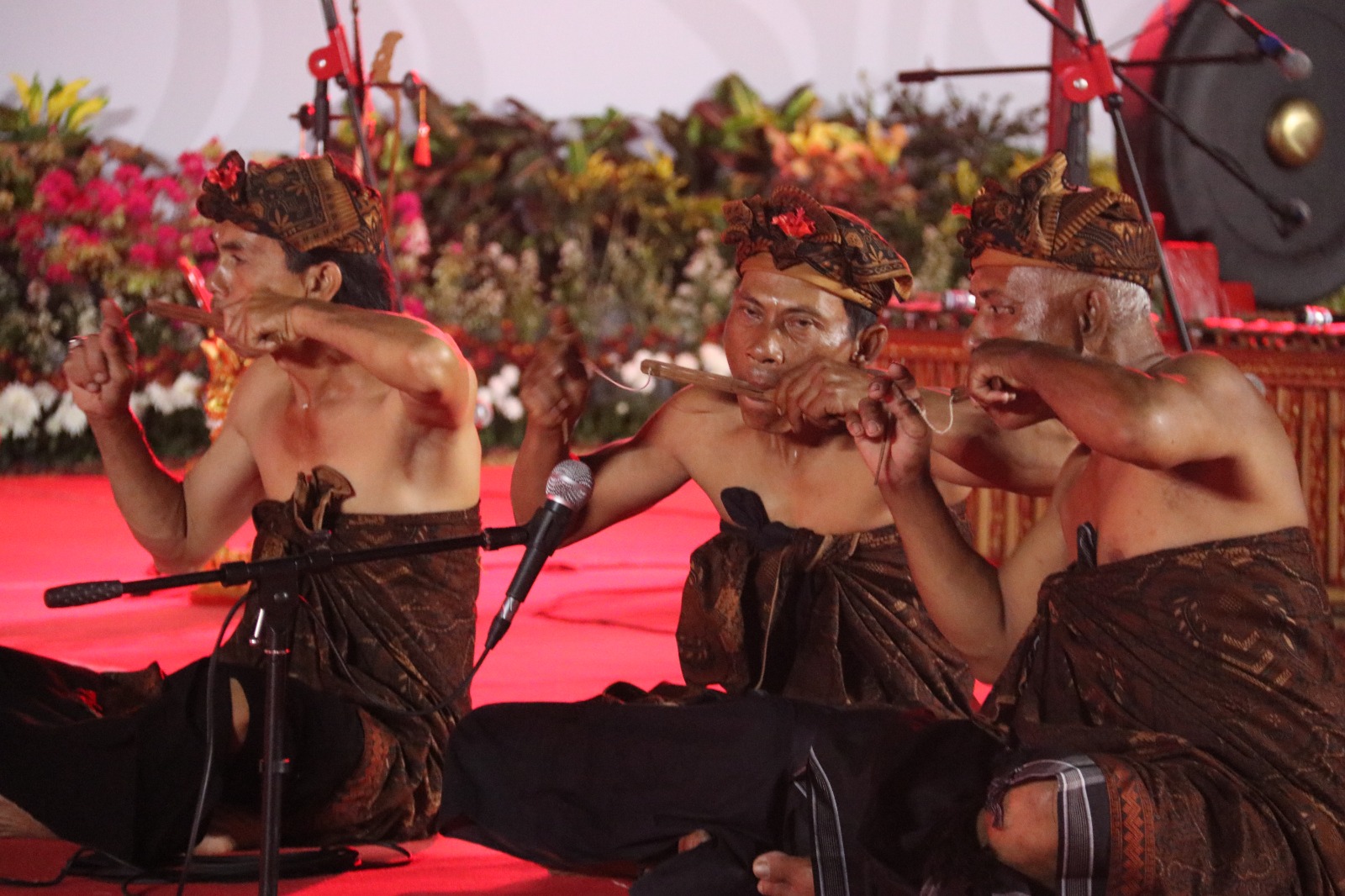 KESENIAN LANGKA: Seni genggong dari Desa Selat, Buleleng, saat ditampilkan pada acara Buleleng Development Festival.