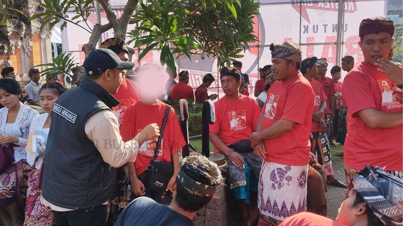 BERI TEGURAN: Komisioner Bawaslu Buleleng saat memberikan teguran kepada peserta deklarasi yang mengajak anak-anak.