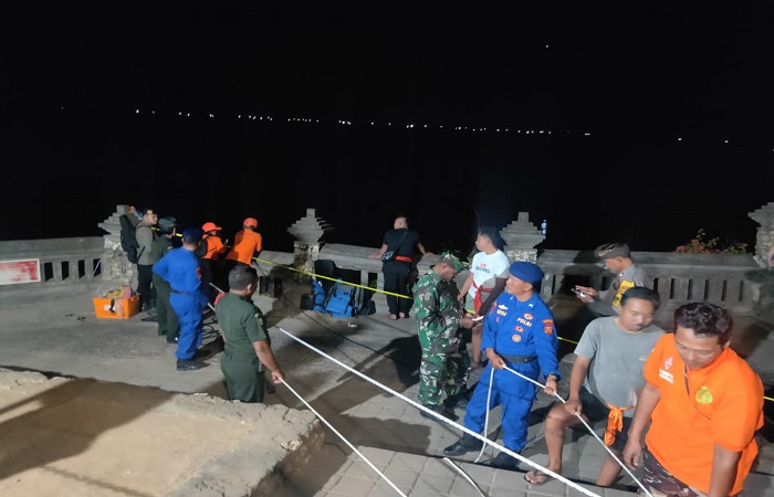 Jenazah Mr.x dievakuasi dari jurang kedalaman 90 meter di tebing Pura Uluwatu, Kamis 29 Agustus 2024.