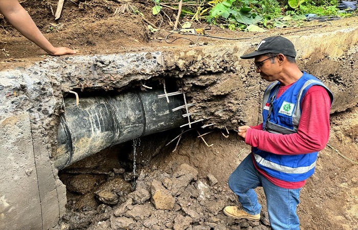 Proses perbaikan pipa yang bocor di wilayah Banjar Dinas Ketket, Desa Duda Timur, Kecamatan Selat,Karangasem, Bali.