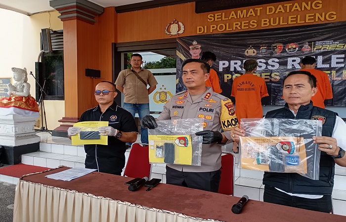 MS dan JAS (baju tahanan, kiri dan tengah) ketika ditampilkan di depan awak media. MS diketahui sebagai pengguna, sedangkan JAS sebagai pengedar narkotika.