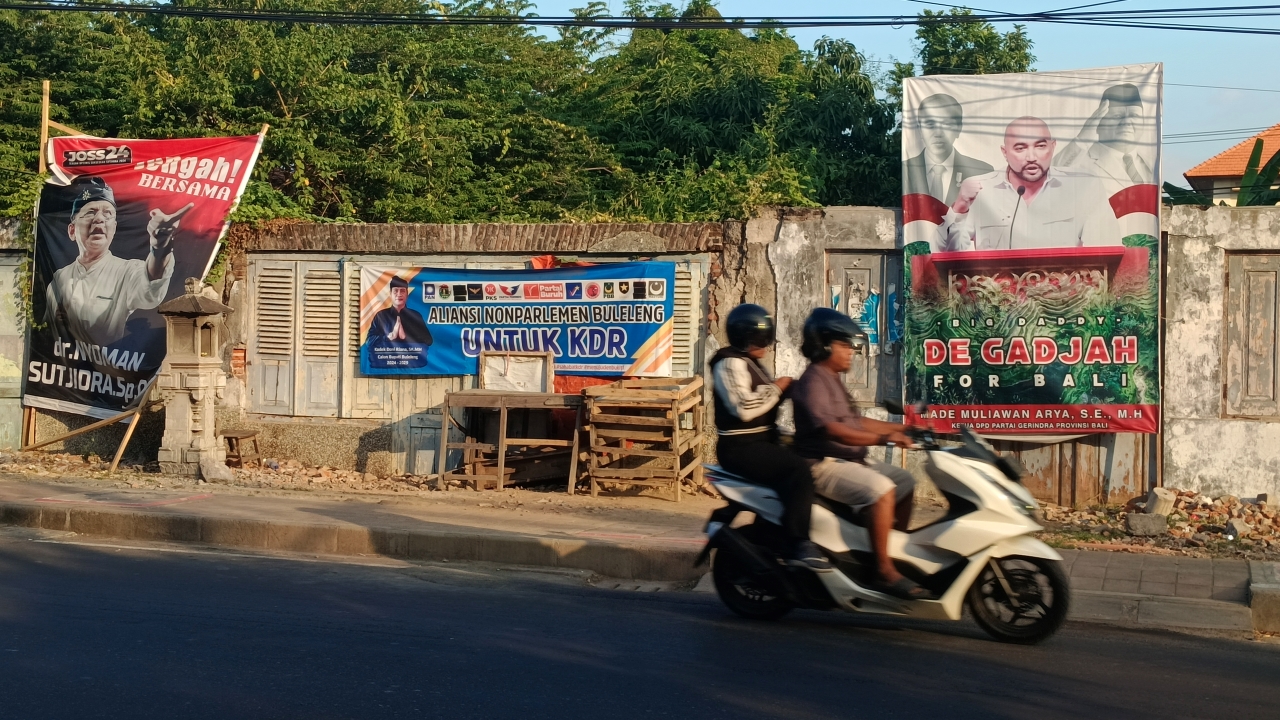 DIBIARKAN: Baliho dan spanduk milik para politisi dibiarkan terpasang di penjuru Kabupaten Buleleng. Padahal tidak bayar retribusi dan pajak.