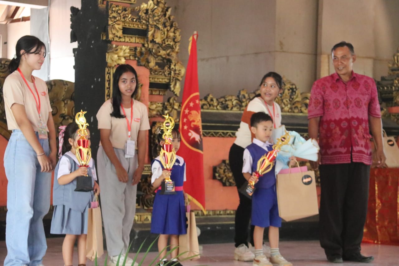 BAHANA KREASI ANAK: Penyerahan hadiah lomba kepada para pemenang lomba dalam ajang Bahana Kreasi Anak yang digelar Forum Anak Daerah (FAD) Buleleng.