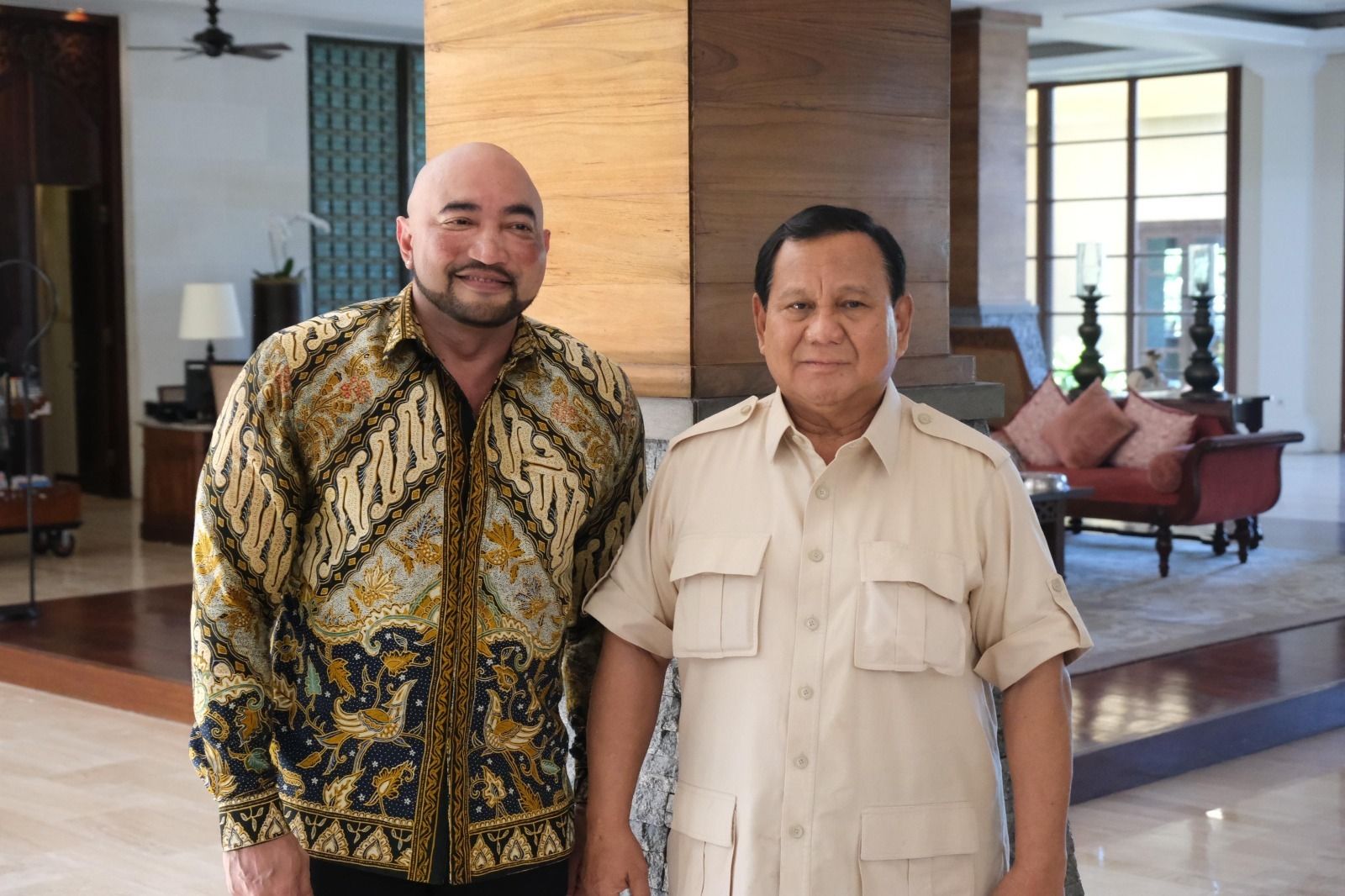BERTEMU PRESIDEN TERPILIH: Made Muliawan Arya alias De Gadjah (kiri) bertemu dengan Prabowo Subianto (kanan).