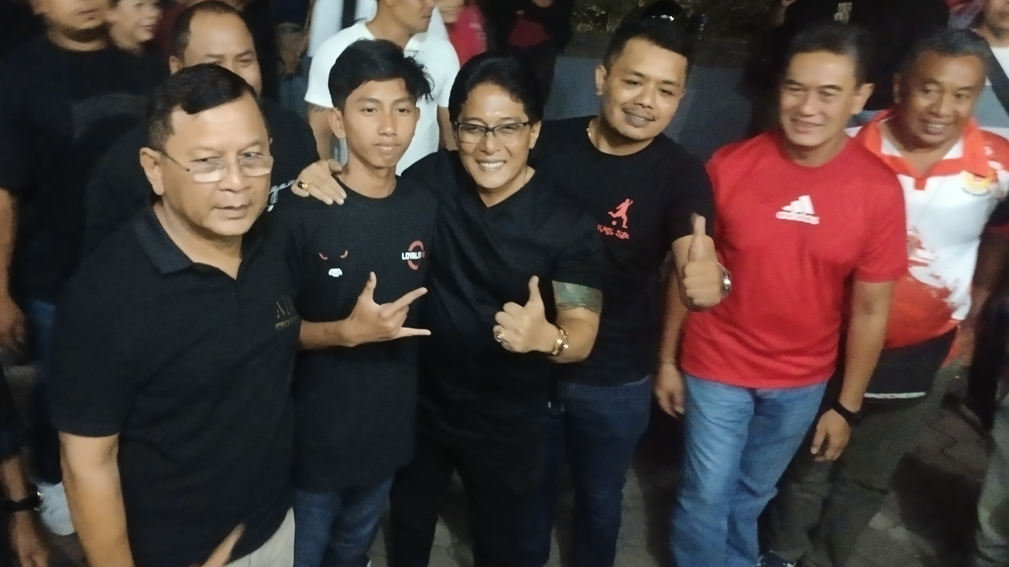 KMS CUP: I Nyoman Giri Prasta (tiga dari kiri) saat menghadiri KMS Cup di GOR Bhuana Patra Singaraja, Senin (2/9/2024) malam.