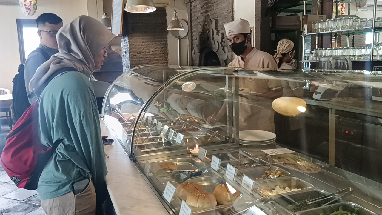 MASAKAN ITALIA: Suasana di Restoran Il Pomodoro, Denpasar.