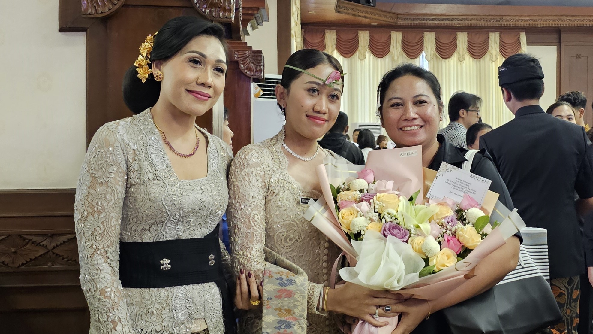 ANGGOTA DEWAN TERMUDA: Putu Diah Pradnya Maharani alias Gek Diah (tengah) setelah dilantik sebagai anggota DPRD Bali periode 2024-2029.