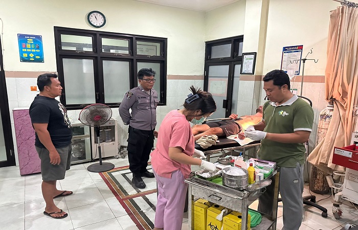 WNA Polandia bernama Bartlomiej Dzikowski, 30, mendapat perawatan medis setelah melakukan percobaan bunuh diri di sebuah penginapan Desa Jungutbatu, Kecamatan Nusa Penida.