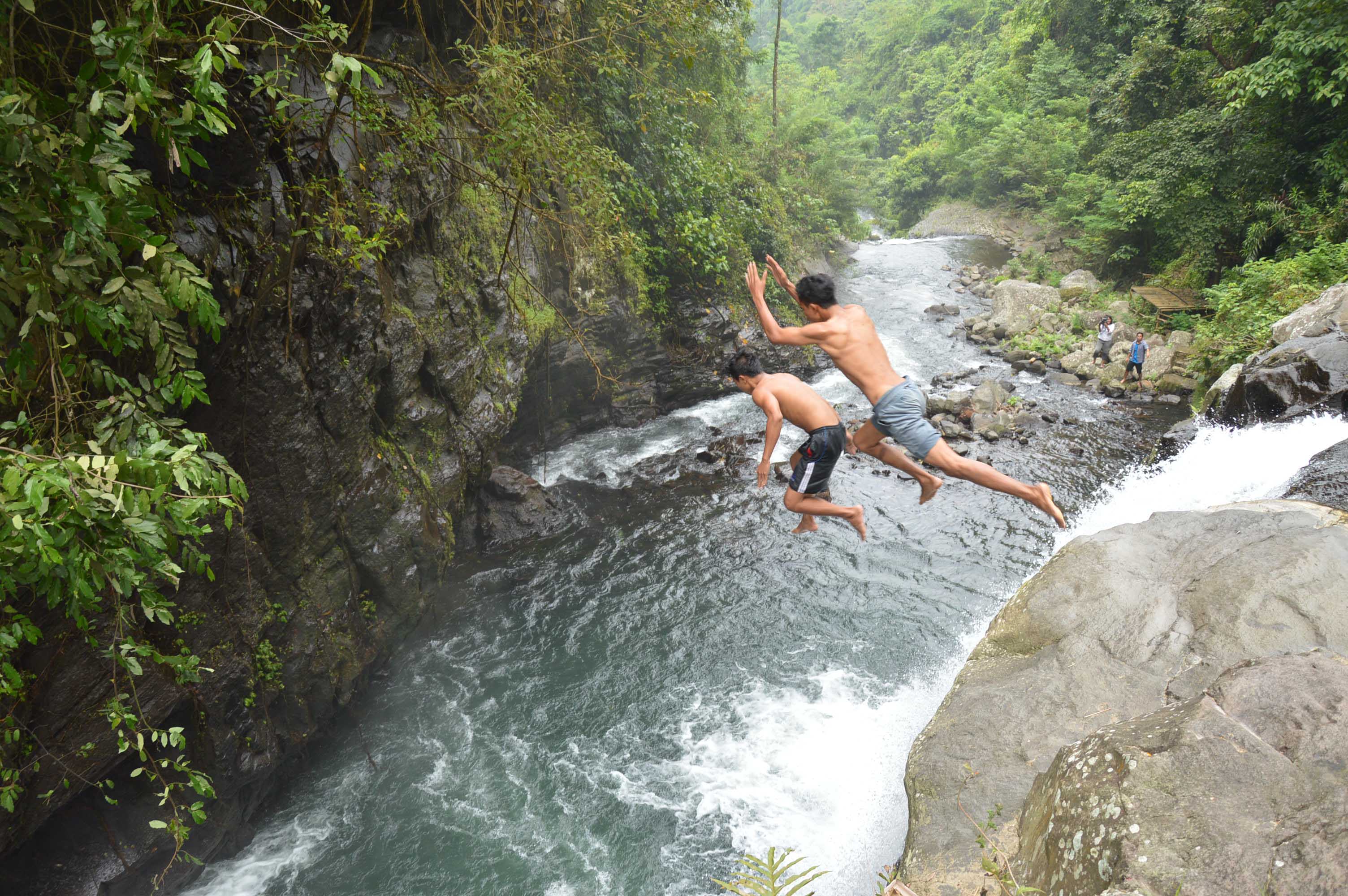 DESA WISATA: Atraksi jumping yang dilakukan wisatawan domestik di Air Terjun Aling-Aling, Desa Sambangan.  Desa Sambangan merupakan salah satu desa wisata di Buleleng.