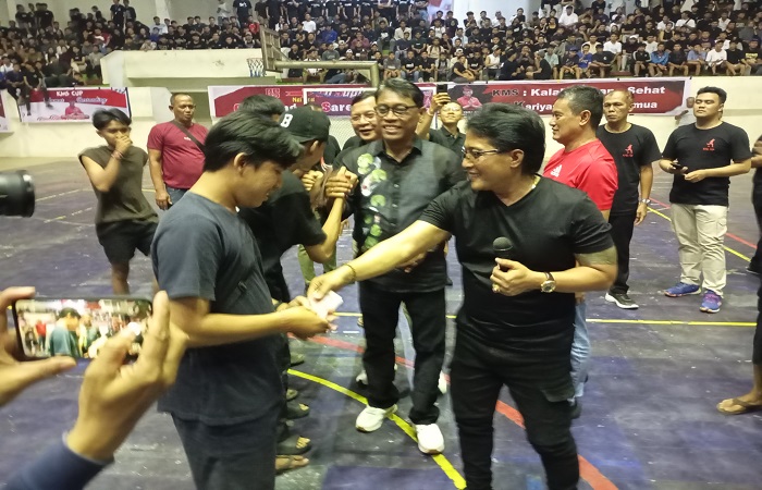 Giri Prasta ketika membagikan sejumlah uang di GOR Bhuwana Patra. Aksinya itu akan dikaji oleh Bawaslu Buleleng, untuk memastikan masuk dalam pelanggaran atau tidak.