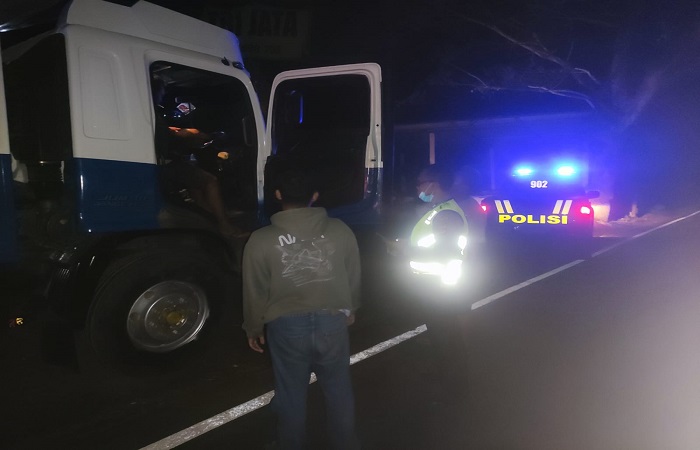 Polisi melakukan olah TKP di lokasi kejadian di Jalan Raya Denpasar-Gilimanuk tepatnya di Banjar Dinas Babakan, Desa Selemadeg, Selemadeg, Tabanan.