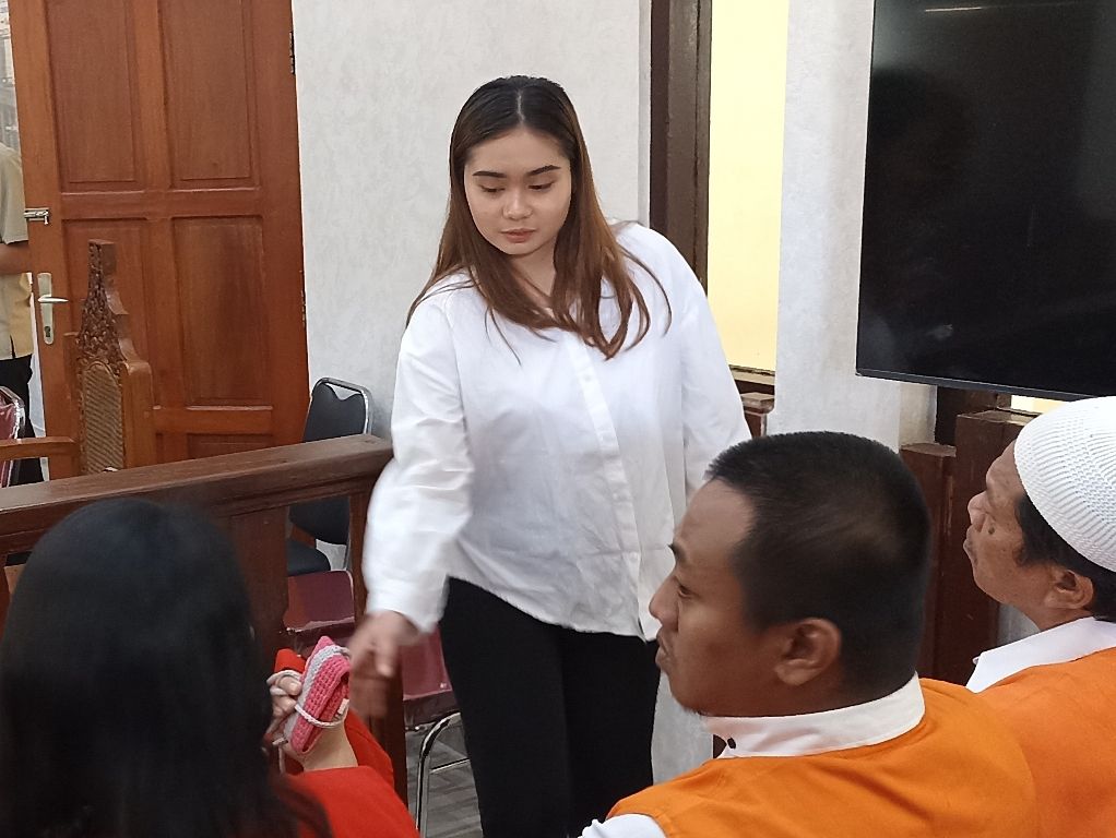 SIDANG:  Selebgram asal Jakarta, Safirah Rabbani menjalani sidang di PN Denpasar, Selasa 3 September 2024.