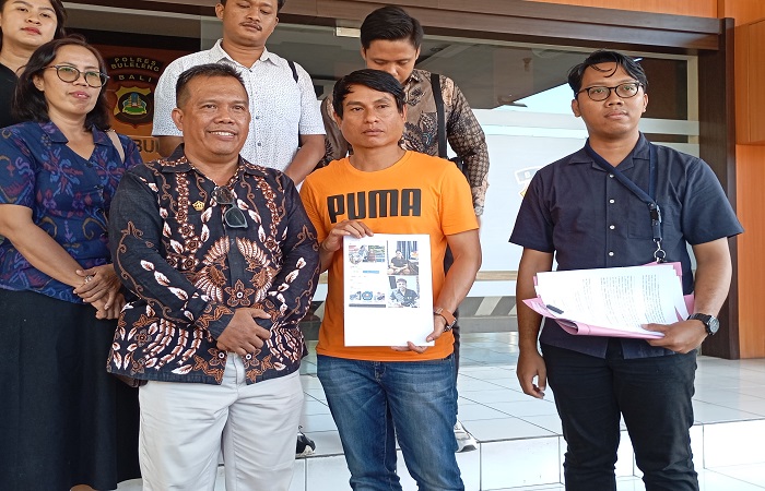 Kakak Agus Moncot, Ketut Alit Suryawan (berkaos orange) didampingi Anggota DPRD Bali asal Buleleng, Gede Harja Astawa melaporkan dugaan tindak pidana perdagangan orang ke Polres Buleleng.