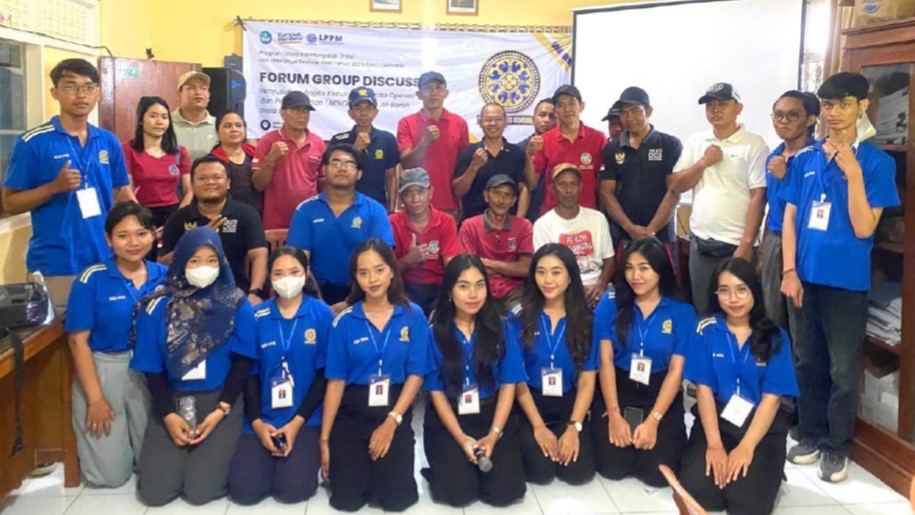 BAHAS AIR BERSIH: Mahasiswa Universitas Udayana bersama peserta FGD yang membahas air bersih di Desa Dencarik.