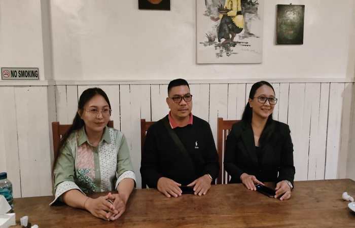 Pebekel Bongkasa Pertiwi Nyoman Buda (tengah) bersama tim pengacara terdakwa I Nyoman Sukena.