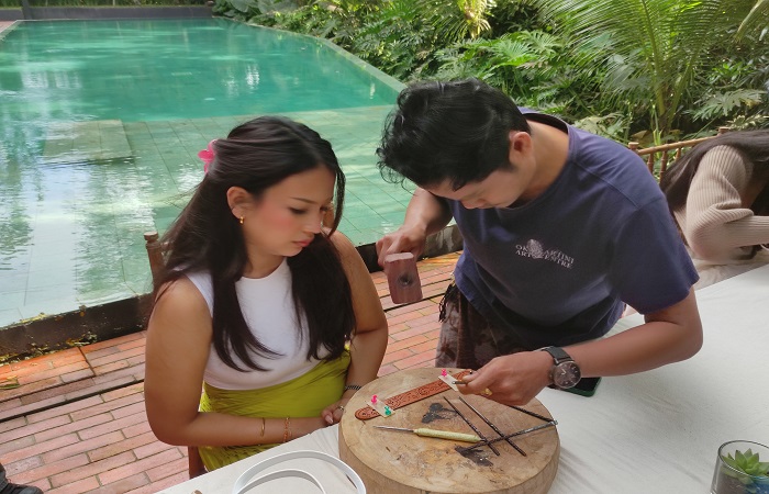 Para peserta workshop membuat gelang berbahan kulit sapi didampingi pihak Oka Kartini Art Centre.