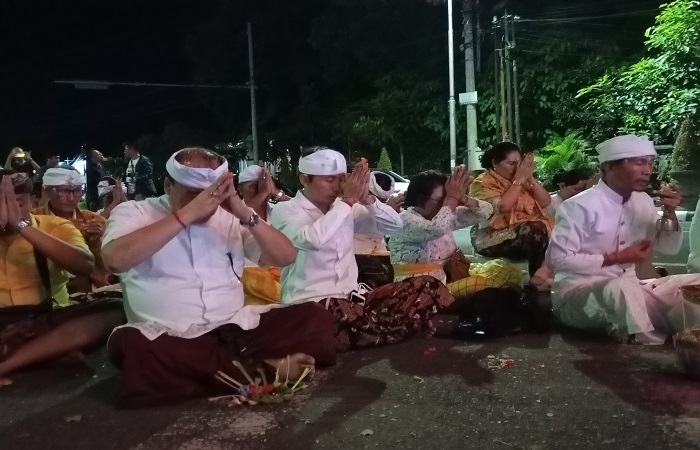 Sugawa-Suardana memohon restu dengan bersembahyang di Tugu Singa Ambara Raja, dalam rangka Pilkada Buleleng 2024.