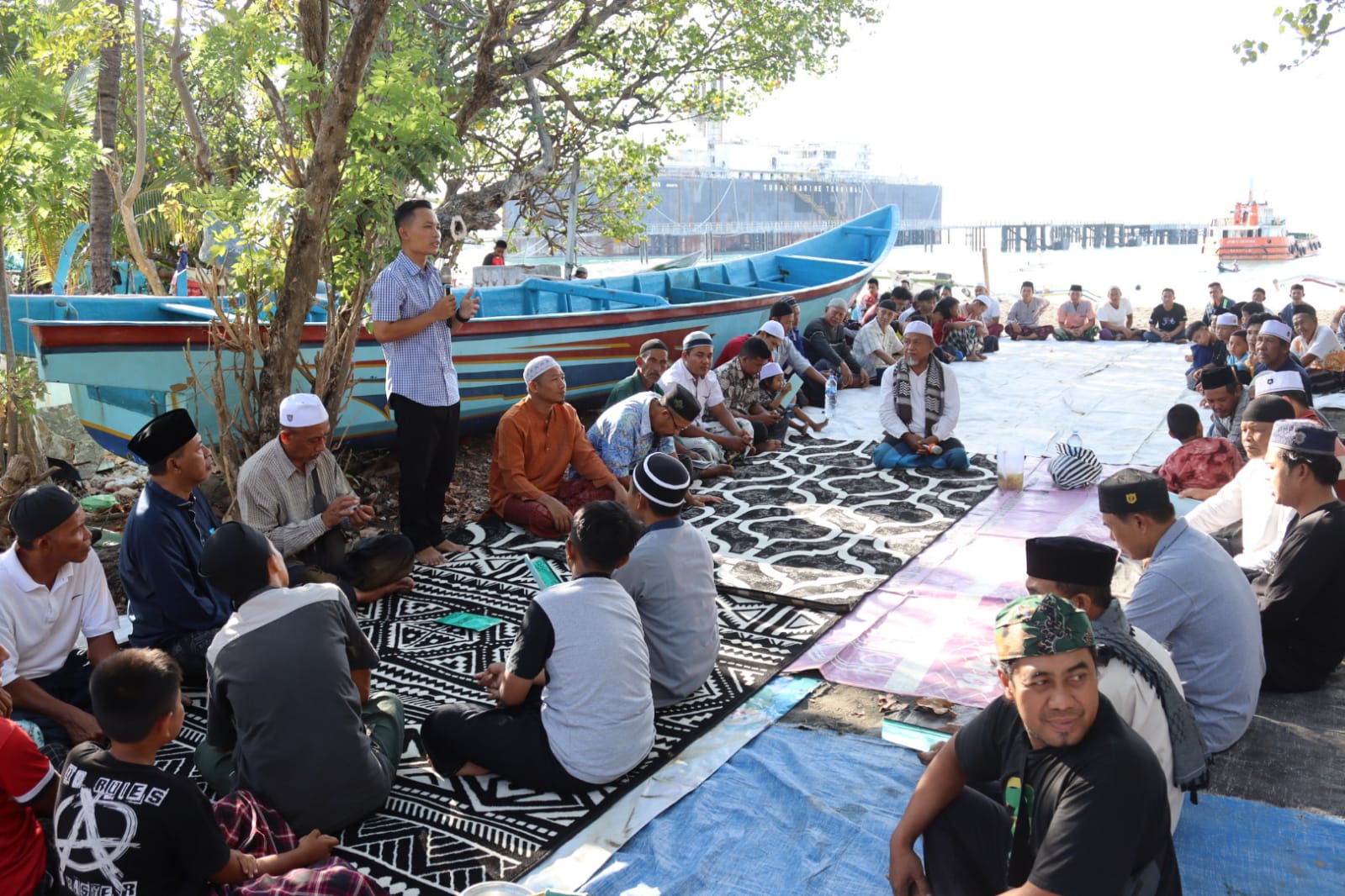 TRADISI: Suasana tradisi safaran yang digelar di Pantai Celukan Bawang, pada Rabu (4/9/2024).