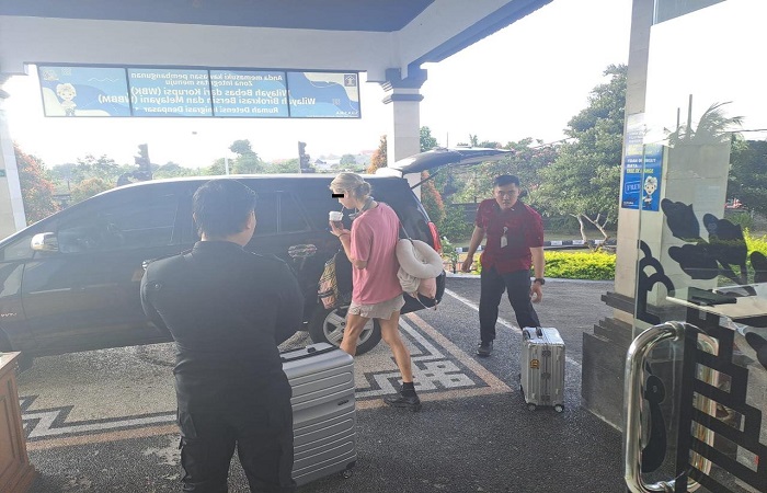 Wanita asal Rusia berinisial AA, 32, dideportasi kenegaranya Jumat 5 September 2024. Dia terlibat prostitusi online di Bali.