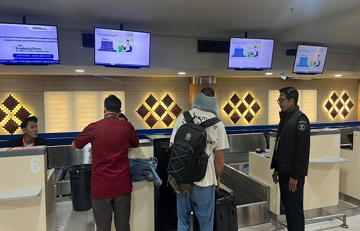 BSS dideportasi Imigrasi Singaraja, karena melanggar izin tinggalnya di Indonesia. Ia yang menggunakan visa kunjungan, malah bekerja sebagai instruktur diving di Buleleng.