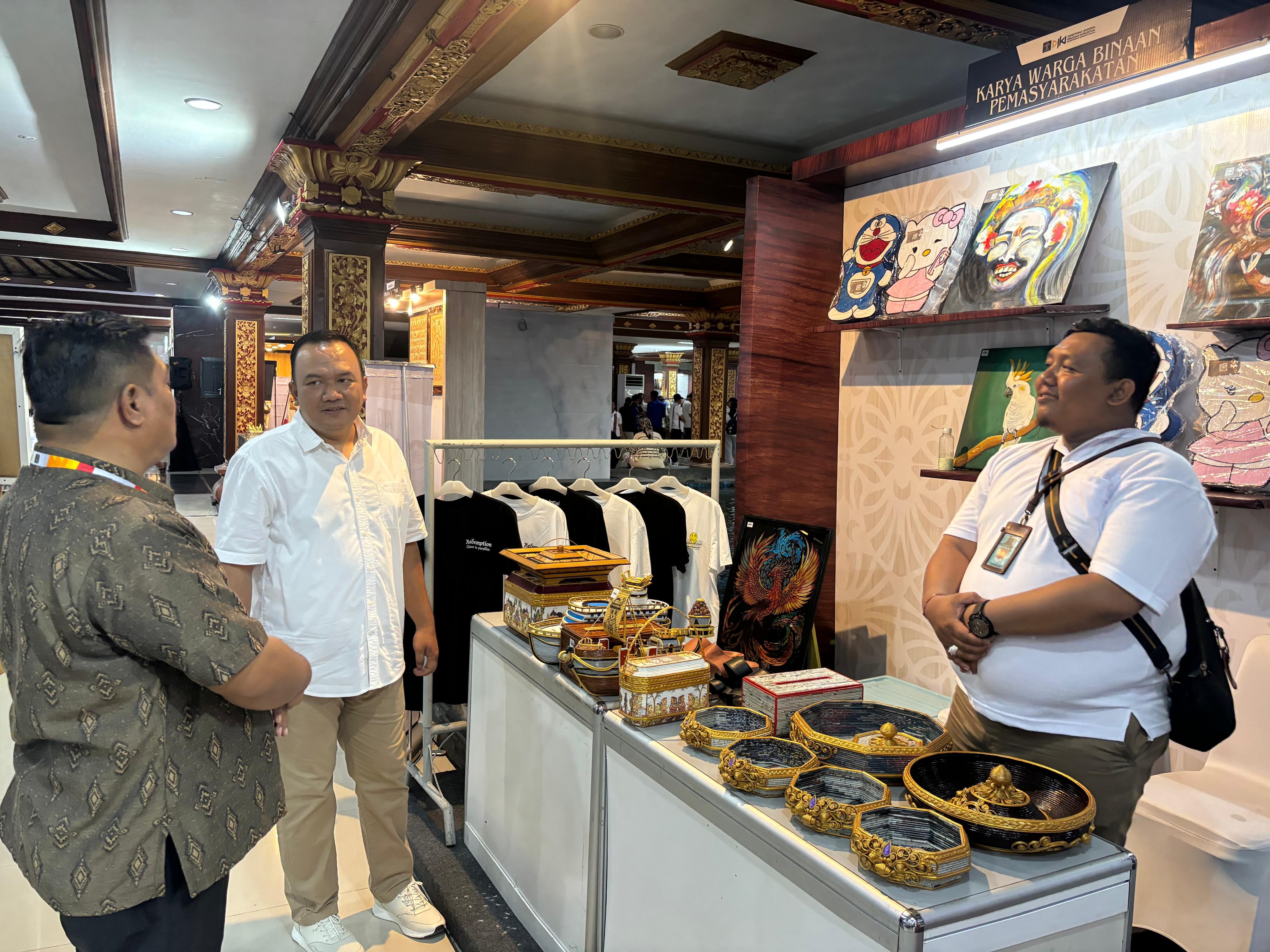 PRODUKSI WARGA BINAAN: Produk yang dihasilkan oleh warga binaan Lapas Singaraja saat dipamerkan di Art Centre belum lama ini.