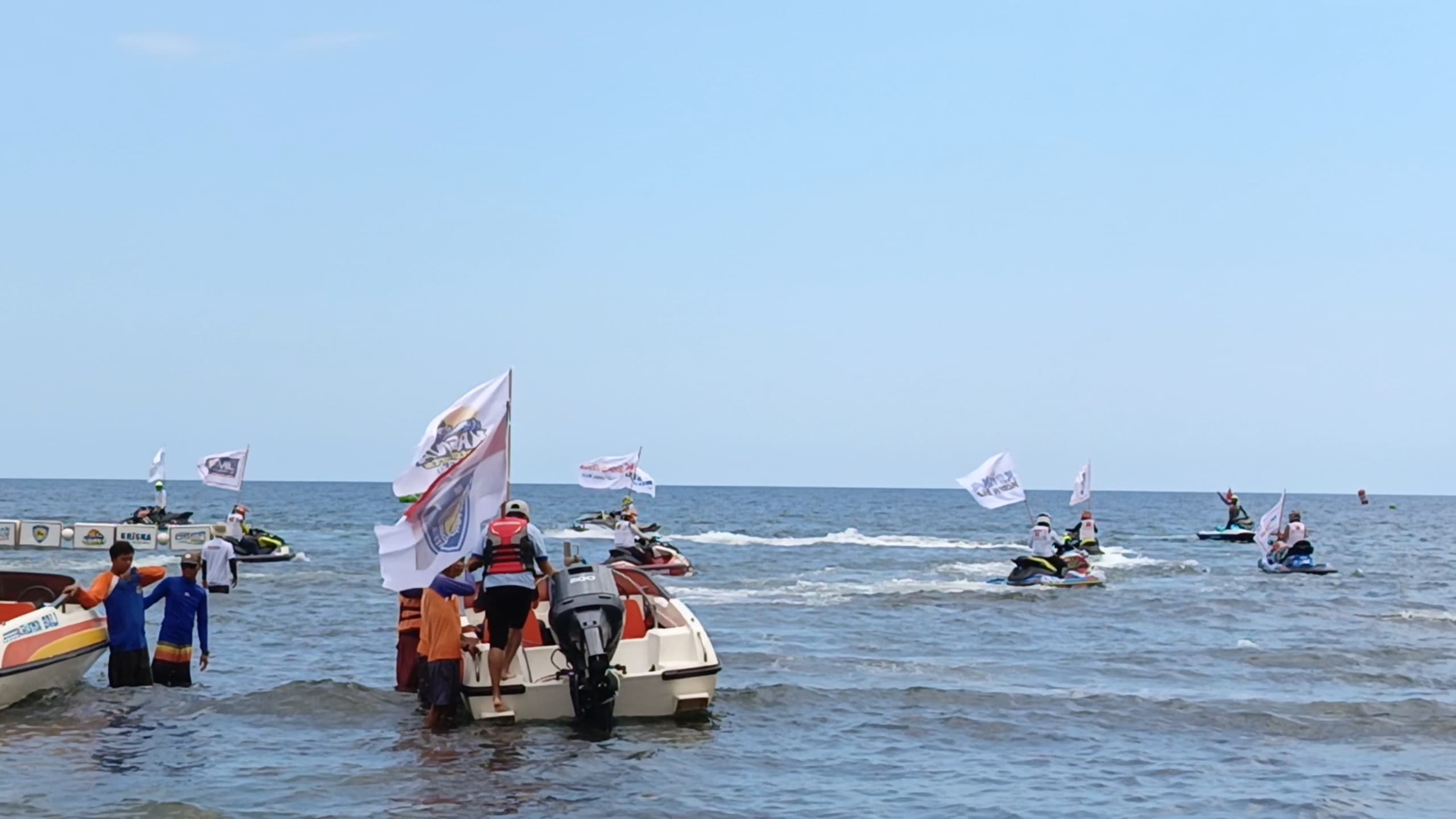 BALAP AIR: Suasana ajang Kejurnas Aqua Bike di Pantai Temukus, Buleleng.