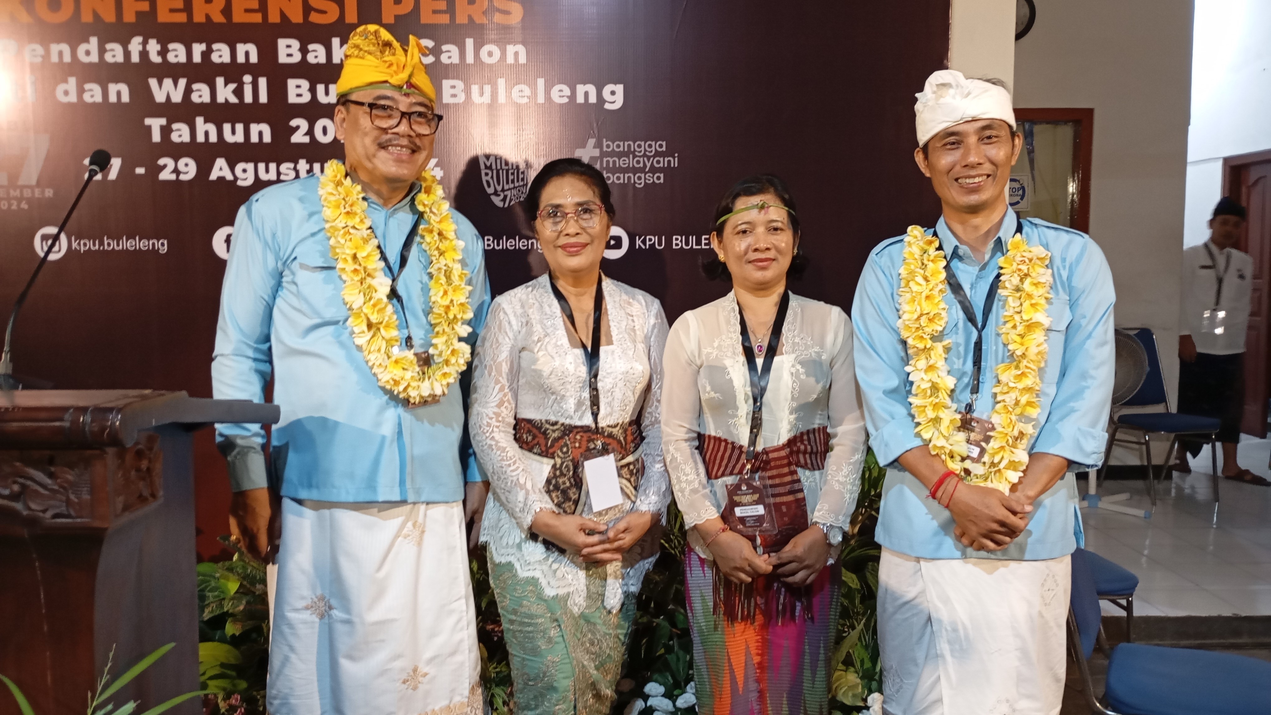MAJU PILKADA: Kandidat yang diusung KIM Plus, yakni Nyoman Sugawa Korry (paling kiri) dan Gede Suardana (paling kanan) saat mendaftar sebagai peserta Pilkada Buleleng.