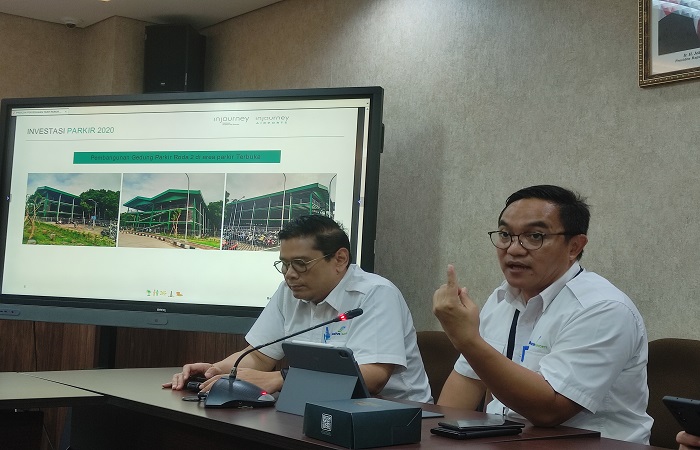 General Manager Angkasa Pura 1 Bandara Internasional I Gusti Ngurah Rai, Handy Heryudhitiawan (kanan) memaparkan terkait kenaikan tarif parkir kendaraan bermotor.