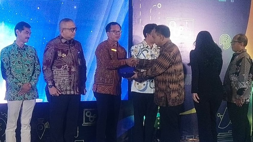 PENGHARGAAN: Menteri Kominfo, Budi Arie Setiadi  menyerahkan penghargaan IMDI yang diterima Asisten Administrasi Umum Setda Buleleng, Gede Sugiartha Widiada.