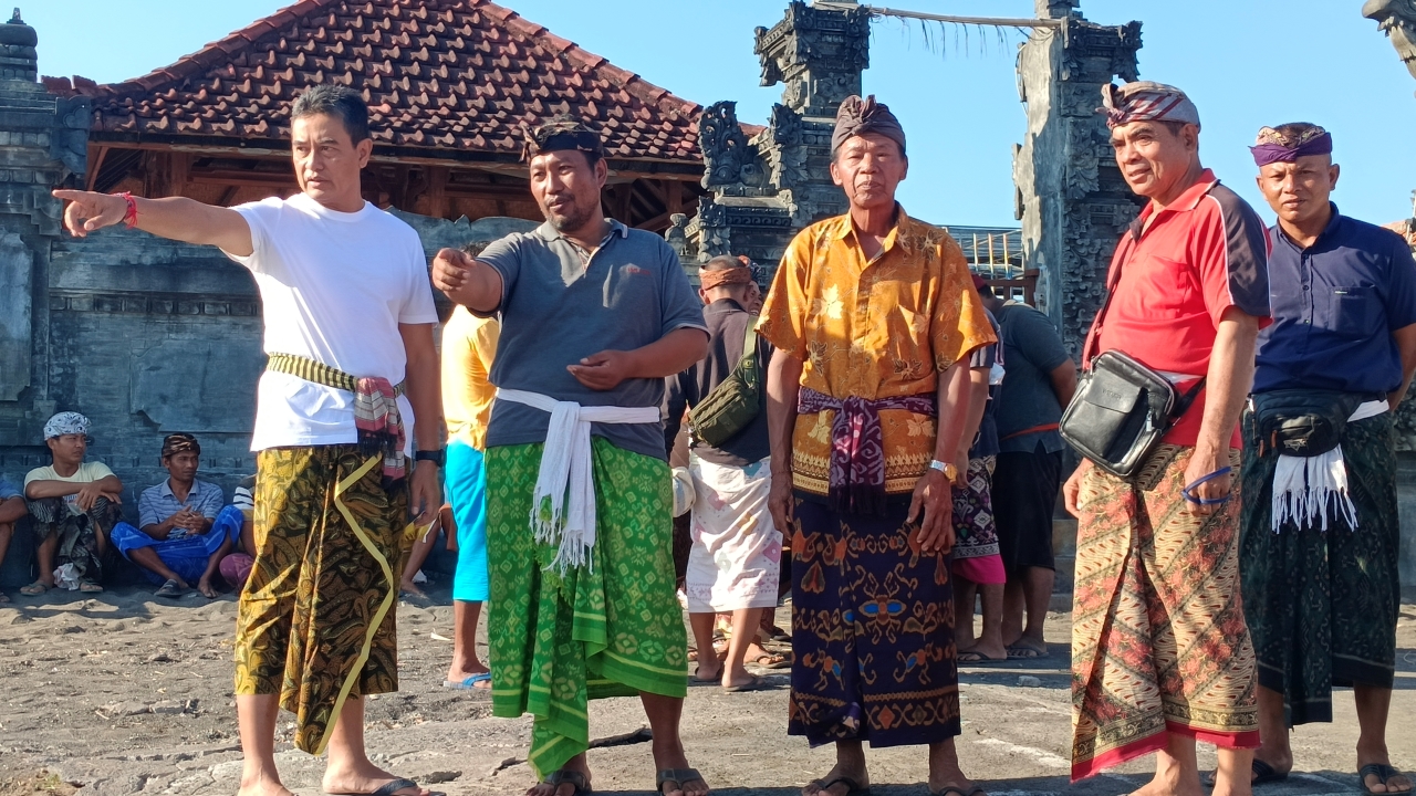 CEK LOKASI: Ketua sementara DPRD Buleleng, Gede Supriatna (kiri) dan Penyarikan Desa Adat Panji, Gusti Nyoman Mangku (dua dari kiri) melihat kerusakan di Pura Segara Penimbangan.