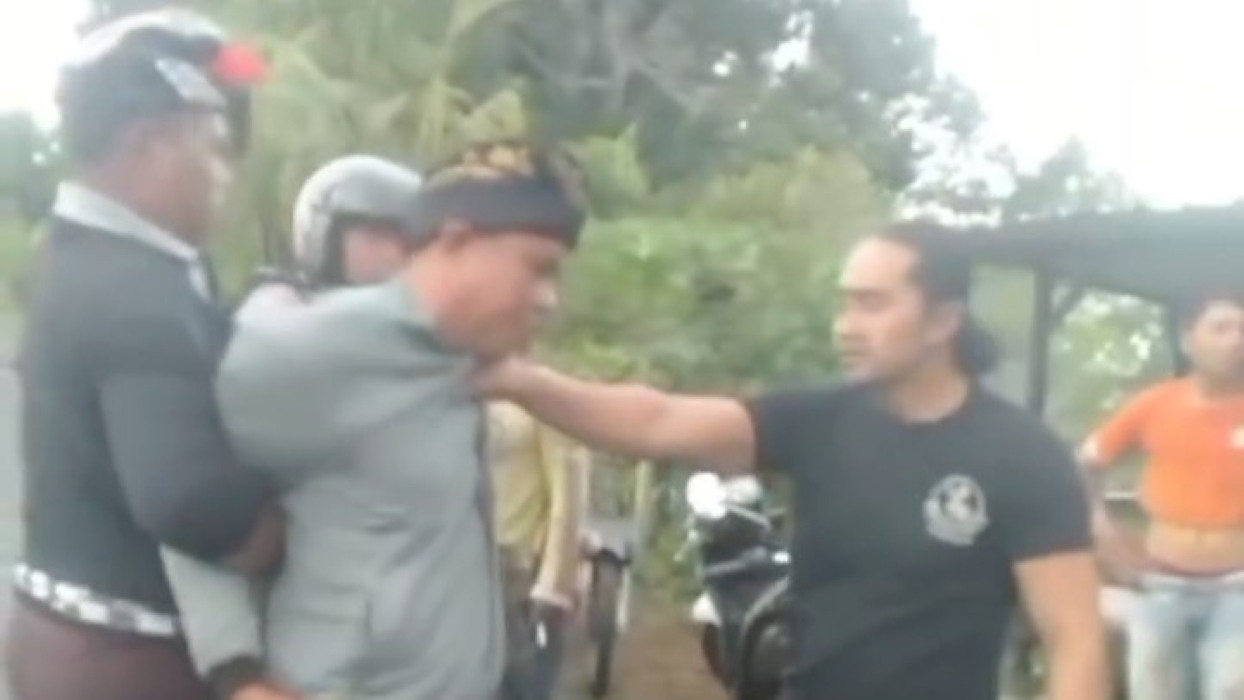 VIRAL: Viral sebuah video pria yang ditangkap warga. Diduga melakukan aksi hipnotis.