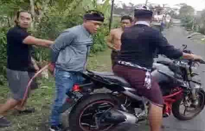 Terduga pelaku ketika diamankan oleh warga. Ia diduga melakukan hipnotis kepada warga Desa Dapdap Putih hingga Rp 50 juta.