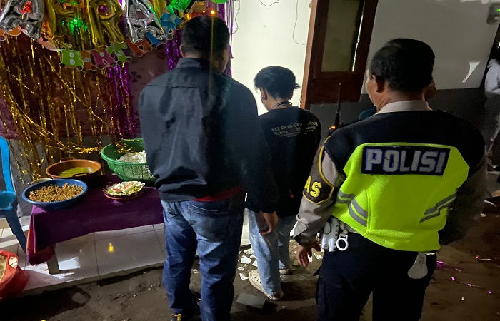 Aparat kepolisian Polsek Tabanan bersama komunitas pecinta anjing Bali Dog Guardians (BDG) menggerebek kelompok pemuda yang berpesta ulang tahun dengan menu olahan daging anjing.