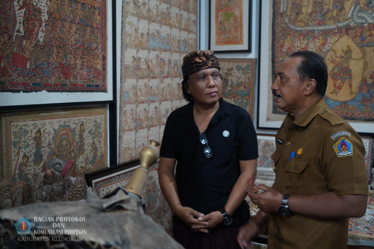 JAGA KUALITAS: Pj. Bupati Klungkung, I Nyoman Jendrika saat melihat lukisan kamasan di salah satu galeri.